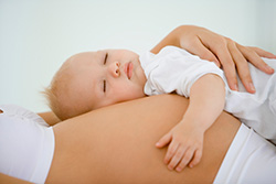 bebelus doarme pe burtica mamei insarcinate