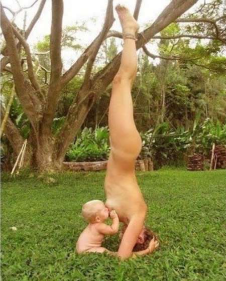 Alaptare in timpul sedintei de yoga Alaptare in timpul sedintei de yoga