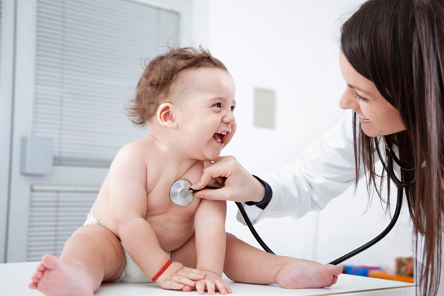 pediatrul examineaza un bebelus