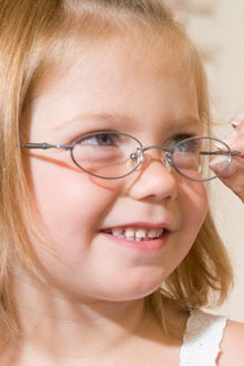 Examen clinic de ochi la copiii din