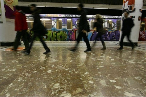  statia-politehnica-metrou-colorat-si-oamenii-care-merg-agitati-pe-peron