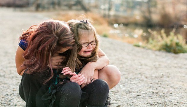 fetita plange fetita plange