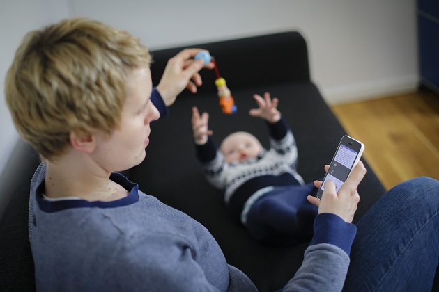 Cum afectezi copilul cand te uiti in telefon | Qbebe.ro
