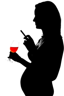 femeie gravida care bea si fumeaza