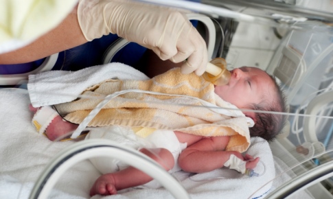 bebelus prematur hranit artificial