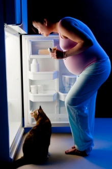 gravida in fata frigiderului