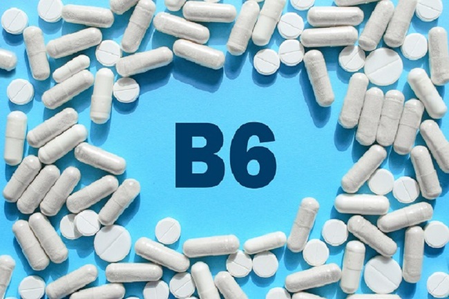 Capsule si tablete ce sunt puse pe o suprafata albastra pe care scrie vitamina B6