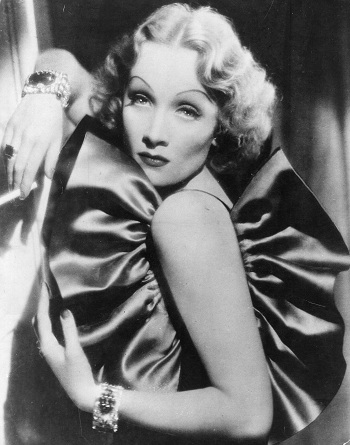 Marlene Dietrich in tinerete purtand o rochie cu maneci crete