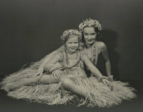 Poza ce le infatiseaza pe Marlene Dietrich si pe fiica ei, Maria Riva, cand era copil