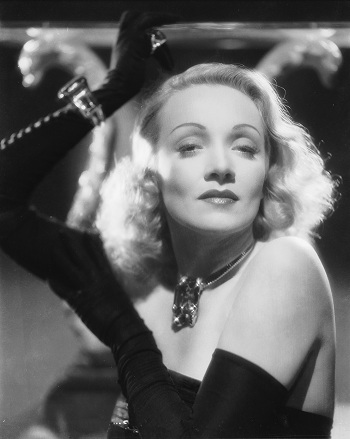 Marlene Dietrich purtand manusi lungi