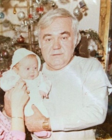 Dem Radulescu tinandu-si fiica in brate pe cand aceasta era bebelus