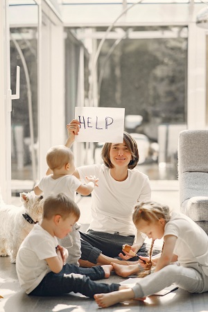 Mama cu trei copii care simte ca nu mai poate face fata si cere ajutor