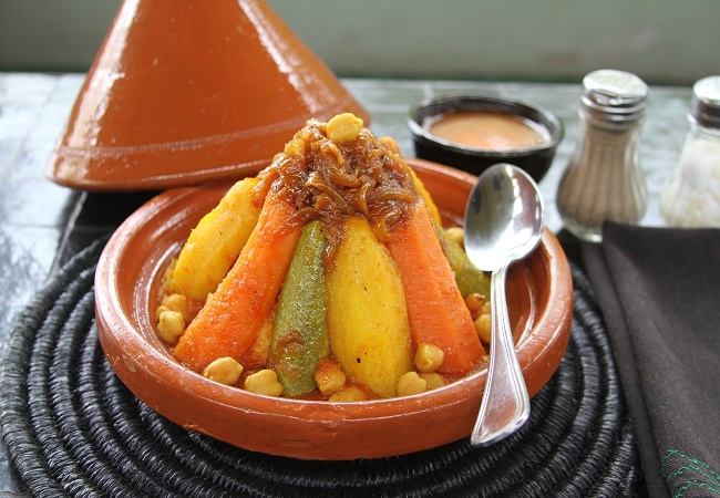 Couscous marocan cu legume servit intr-un vas tajine