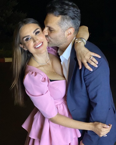 Andrei Badiu o saruta pe obraz pe sotia lui, Roxana Blagu