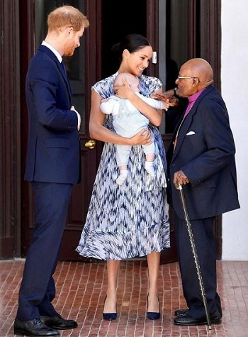 Meghan Markle il tine in brate pe Archie in timpul unei vizite pe care a realizat-o cu Printul Harry in Africa de Sud