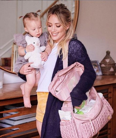 Hilary Duff isi tine fiica in brate, purtand si o geanta cu lucruri pentru copil pe umar