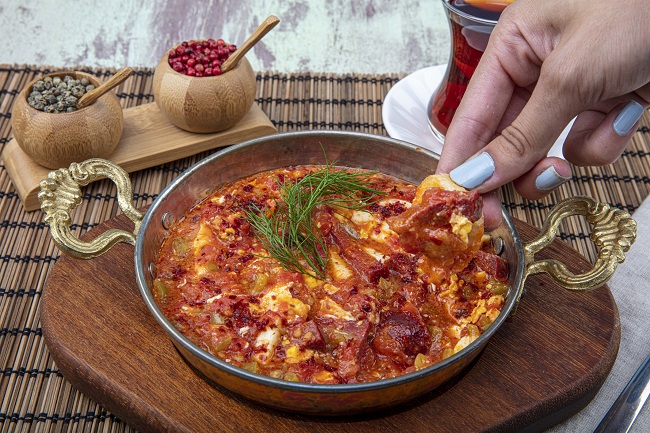 femeie care doreste sa guste dintr-o omleta traditionala turceasca