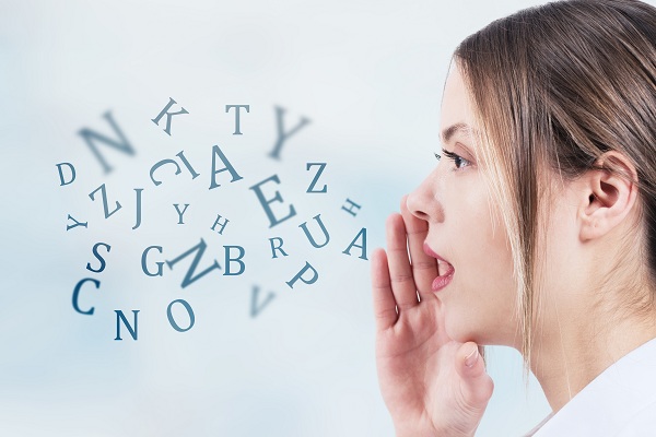 femeie care pronunta litere din alfabet