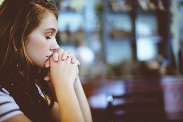 fata care se roaga in biserica