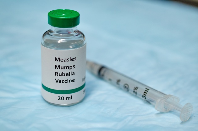 recipient-cu-vaccin-contra-rujeolei-si-seringa