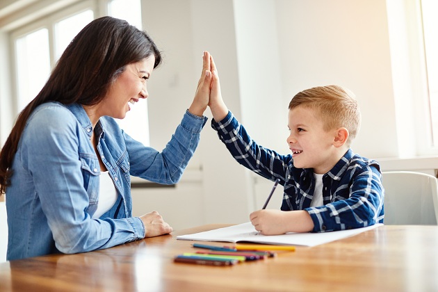 mama-ce-bate-palma-cu-baietelul-ei-in-timp-ce-pregatesc-temele