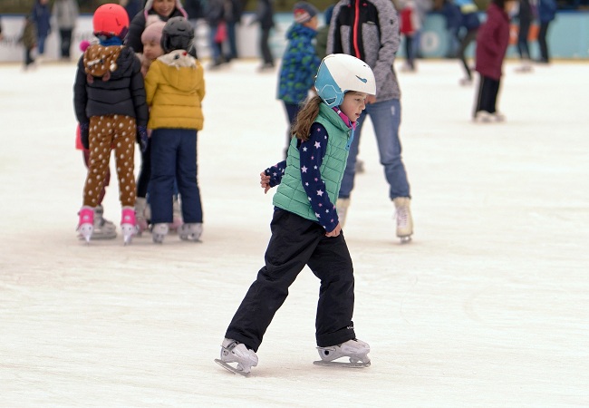 fetita-ce-patineaza-la-patinoar