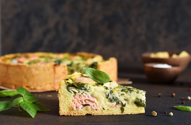 quiche-intreg-in-fundal-si-felie-de-quiche-in-prim-plan