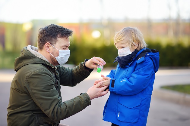 tata-ce-dezinfecteaza-mainile-baietelului-sau-pentru-protectia-impotriva-noului-coronavirus