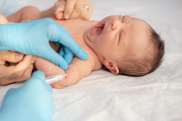 bebelus-caruia-i-se-face-un-vaccin-si-care-plange