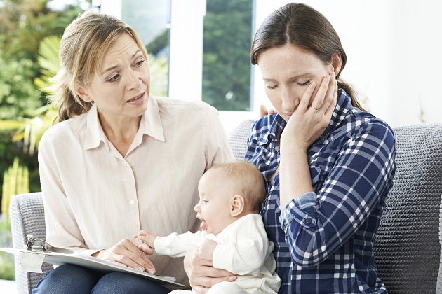 mama-deprimata-cu-bebelus-care-este-consolata-de-o-femeie-mai-in-varsta