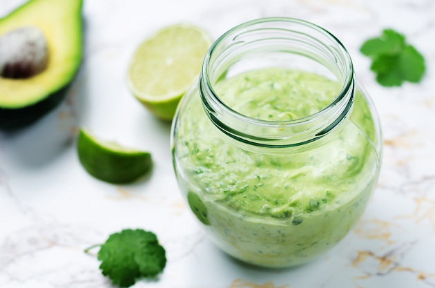 borcan-cu-pasta-de-avocado-si-lamaie-verde