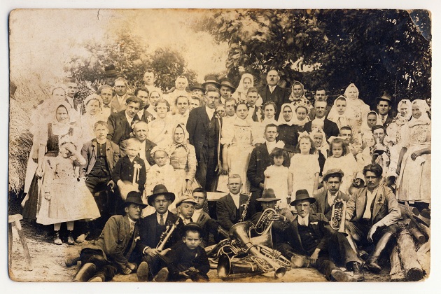 fotografie-veche-de-familie-la-un-eveniment-in-aer-liber