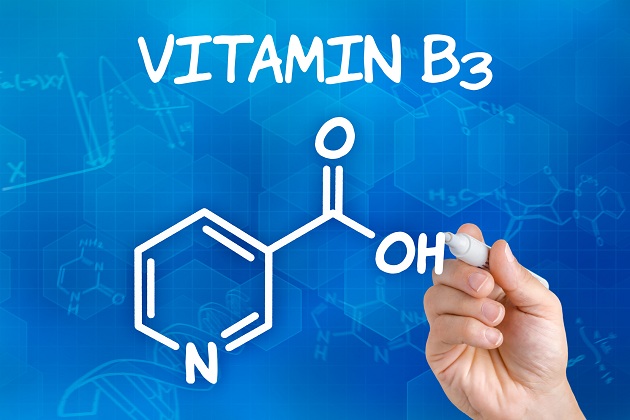 barbat-care-scrie-formula-chimica-a-vitaminei-B3-cu-un-marker-alb