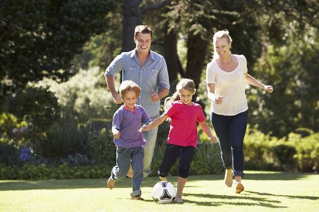 familie-care-joaca-fotbal-in-gradina