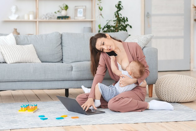 mama-sta-pe-jos-si-isi-alapteaza-copilul-in-timp-ce-vorbeste-la-telefon-si-lucreaza-pe-laptop