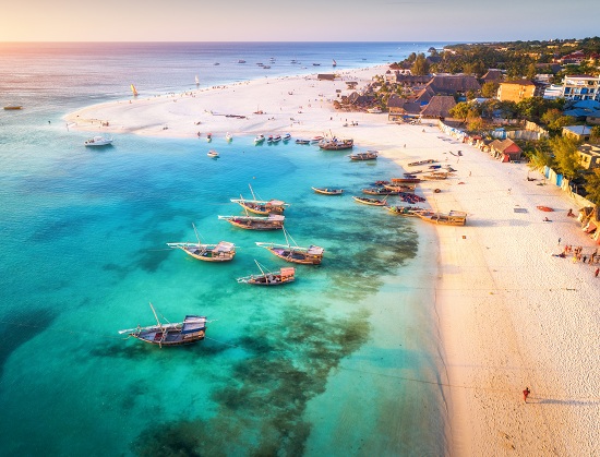 vedere-de-sus-asupra-unei-plajed-din-Zanzibar