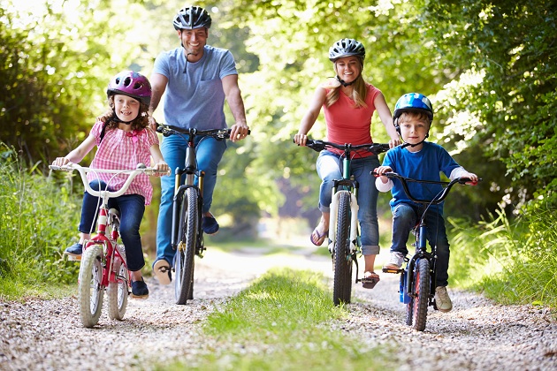 parinti-si-cei-doi-copii-ai-lor-la-o-plimbare-cu-bicicleta-in-natura