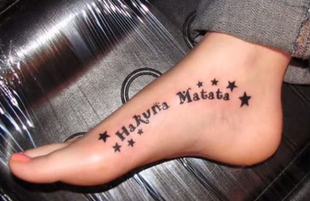 tatuaj-pe-talpa-Hakuna-Matata