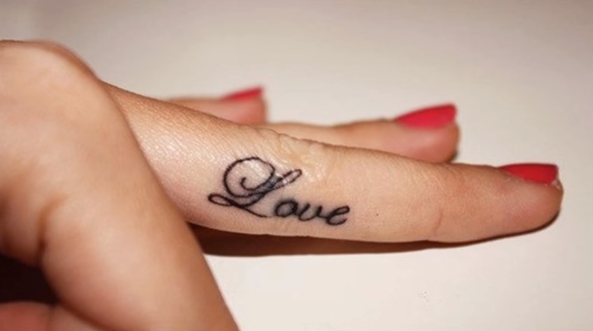 tatuaj-pe-deget-cu-scris-cu-cuvantul-Dragoste