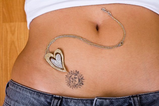 tatuaj-soare-si-accesoriu-stralucitor-pe-abdomenul-unei-femei
