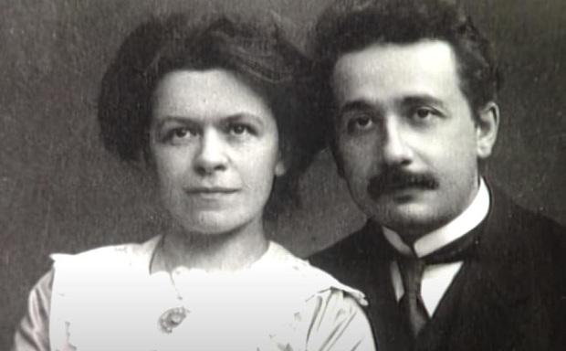 Albert-Einstein-alaturi-de-prima-sa-sotie-Mileva-Maric