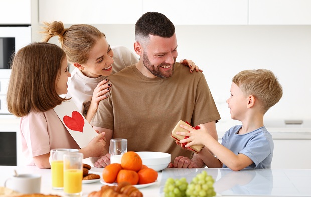 tata-fericit-in-timp-ce-primeste-o-felicitare-si-un-cadou-de-la-familia-lui