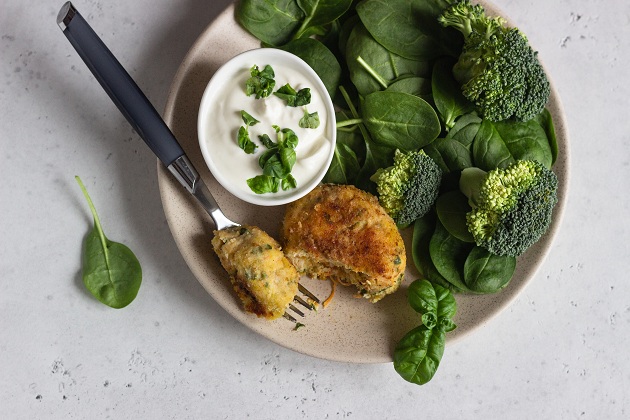 burger-baby-spanac-broccoli-si-dressing-alb