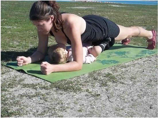 mama-ce-isi-alapteaza-bebelusul-in-timp-ce-face-exercitii-plank