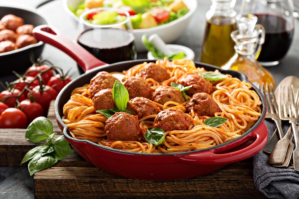 spaghete-cu-chiftele-si-sos-de-rosii-proaspat-gatite