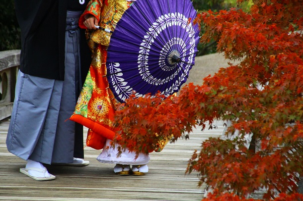 cuplu-japonez-purtand-kimono-in-ziua-nuntii