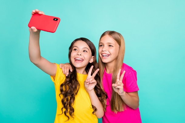 doua-prietene-adolescente-vesele-care-isi-fac-selfie