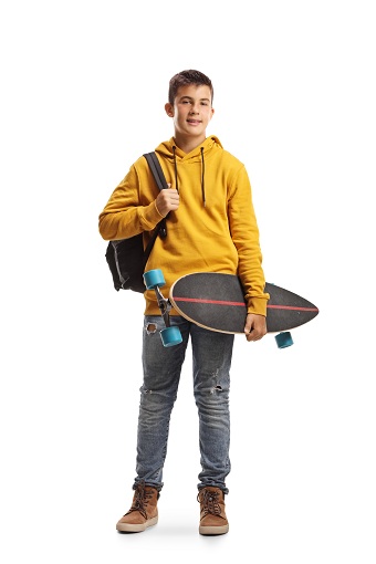 adolescent-imbracat-cu-hanorac-galben-tinand-in-mana-un-sketeboard