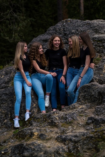 grup-de-adolescente-vesele-imbracate-cu-tricou-negru-si-blugi-albastri