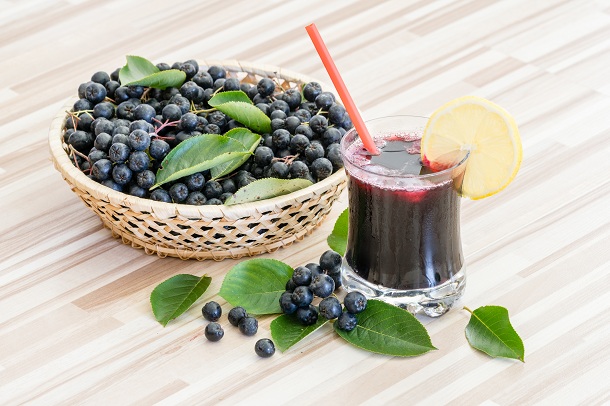 cos-cu-fructe-de-aronia-si-pahar-cu-suc-de-aronia-cu-lamaie